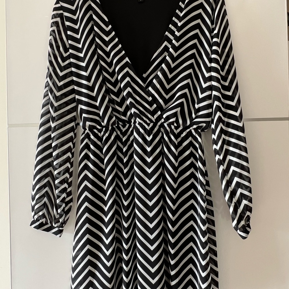 EXPRESS Black and White Chevron Dress